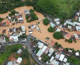 Imagem ilustrativa da imagem Vídeos aéreos mostram cidade mineira completamente coberta pela água