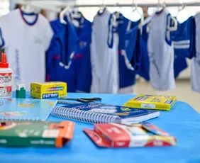 Imagem ilustrativa da imagem Vitória inicia a distribuição de 40 mil kits de material escolar e uniformes