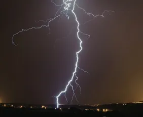 Imagem ilustrativa da imagem Vitória registrou mais de 2.500 raios na noite de domingo em meio a fortes chuvas
