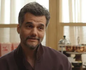 Imagem ilustrativa da imagem Wagner Moura ensina português a apresentadora do Oscar em vídeo divertido