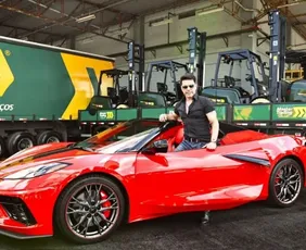 Imagem ilustrativa da imagem Zezé Di Camargo exibe novo carro de luxo avaliado em R$ 1,5 milhão