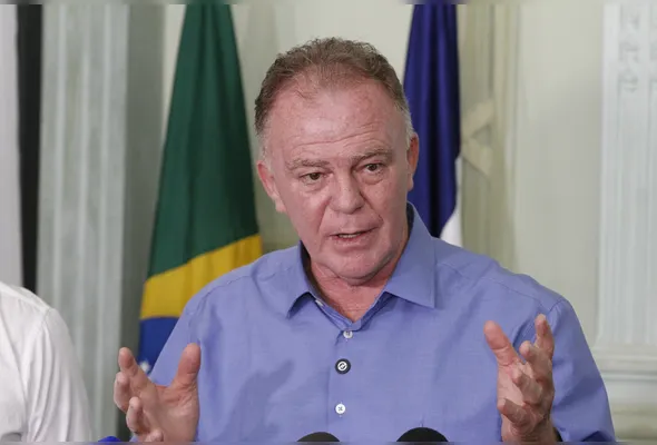 Renato Casagrande durante comunicado de sua renúncia