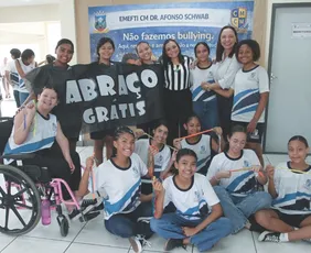 Imagem ilustrativa da imagem “Abraço grátis”: escola de Cariacica promove ação contra o bullying