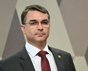 Imagem ilustrativa da imagem Flávio afirma que Pix é do seu pai apesar de Bolsonaro ter dito desconhecer medida