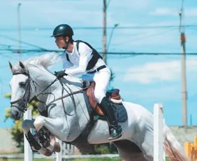 Imagem ilustrativa da imagem Aos 14 anos, joia capixaba mira grandes desafios no hipismo