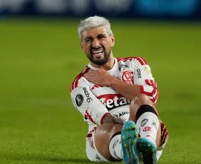 Imagem ilustrativa da imagem Arrascaeta vai passar por cirurgia após fraturar clavícula em jogo da Libertadores