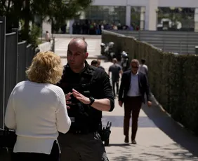 Imagem ilustrativa da imagem Atirador de 89 anos fere 5 pessoas em dois ataques no centro de Atenas