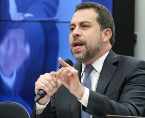 Imagem ilustrativa da imagem Boulos: mandato de Flávio Bolsonaro no Senado tem que ser cassado