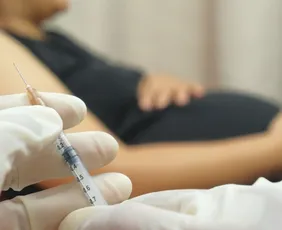 Imagem ilustrativa da imagem Brasil vacina mais de 1 milhão de gestantes contra VSR em bebês