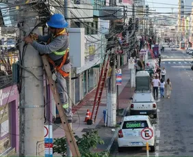 Imagem ilustrativa da imagem Cariacica retira  uma tonelada de fios dos postes