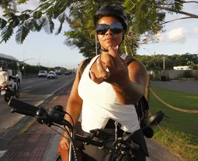 Imagem ilustrativa da imagem Ciclista é ferida após tachinha furar pneu: "Machuquei minha mão e a costela"