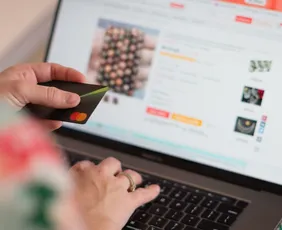 Imagem ilustrativa da imagem Comprar pela internet fica 20% mais barato com fim da “taxa da blusinha”