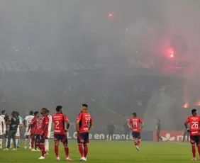 Imagem ilustrativa da imagem Conmebol cancela Medellín x Flamengo após tumulto e tentativas de invasões