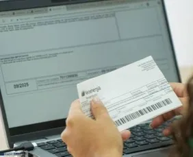 Imagem ilustrativa da imagem Conta de luz sobe em maio: saiba como evitar o peso da bandeira amarela