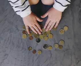 Imagem ilustrativa da imagem Crianças aprendem mais sobre dinheiro com mesada sem obrigações, diz pesquisa
