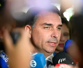 Imagem ilustrativa da imagem Deputados pedem investigação sobre relação entre Vorcaro e Flávio Bolsonaro