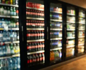 Imagem ilustrativa da imagem Distribuidoras de bebidas podem ter horário limitado em Vitória; entenda
