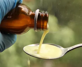 Imagem ilustrativa da imagem Especialistas explicam por quê venda de xaropes com Clobutinol foi suspensa