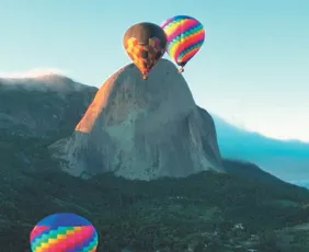 Imagem ilustrativa da imagem Espetáculo com cinco balões no céu de Pedra Azul