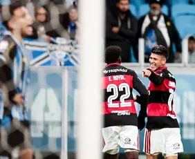 Imagem ilustrativa da imagem Flamengo vence, deixa o Grêmio no Z4 e fica mais perto do Palmeiras