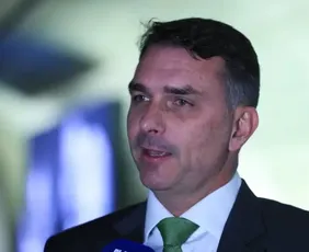 Imagem ilustrativa da imagem Flávio Bolsonaro admite que procurou Vorcaro e pediu dinheiro para filme