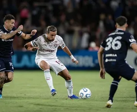 Imagem ilustrativa da imagem Fluminense sofre pelo alto, mas arranca empate no fim e sobrevive na Libertadores