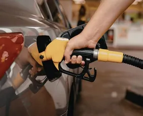 Imagem ilustrativa da imagem Governo Lula editará medida provisória para conter preços da gasolina