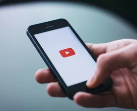 Imagem ilustrativa da imagem Governo Lula eleva classificação indicativa do YouTube para 16 anos