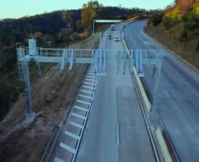 Imagem ilustrativa da imagem Governo suspende 3,4 milhões de multas de pedágios 'free flow'