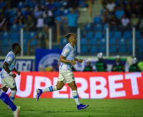 Imagem ilustrativa da imagem Grêmio passeia sobre Confiança com brilho de Braithwaite e vai às oitavas