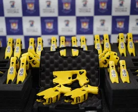 Imagem ilustrativa da imagem Guarda de Vitória recebe 150 novas armas de choque para reforço na segurança