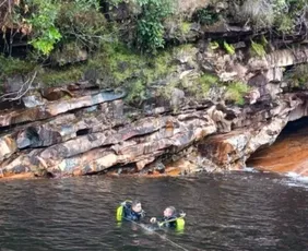 Imagem ilustrativa da imagem Homem morre afogado após salvar esposa em cachoeira em MG