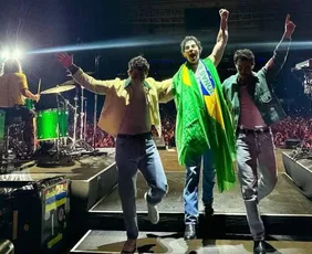 Imagem ilustrativa da imagem Jonas Brothers surgem com a bandeira do Brasil e brincam sobre Copa: "O hexa vem"