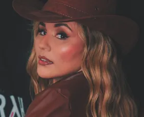 Imagem ilustrativa da imagem Larah Mendes aposta em mix de forró, sertanejo e pop