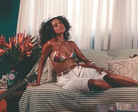 Imagem ilustrativa da imagem Luiza Dutra aposta em música sobre amor de verão em "Tropical"