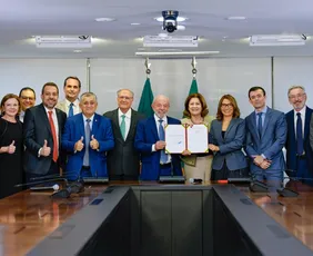 Imagem ilustrativa da imagem Lula assina MP que zera imposto federal da 'taxa das blusinhas'