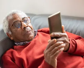 Imagem ilustrativa da imagem Médicos fazem alerta para uso excessivo de celular por idosos