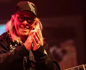 Imagem ilustrativa da imagem Morre Luiz Carlini, guitarrista parceiro de Rita Lee, aos 73 anos