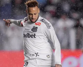 Imagem ilustrativa da imagem Neymar marca em 'despedida' da Vila, Santos vence Bragantino e escapa do Z4