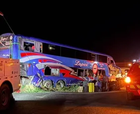 Imagem ilustrativa da imagem Ônibus bate em traseira de carreta e deixa dois mortos e 33 feridos em Minas Gerais