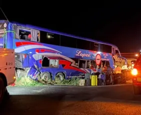 Imagem ilustrativa da imagem Ônibus com evangélicos bate em carreta e deixa 2 mortos e 20 feridos em MG