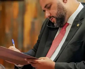 Imagem ilustrativa da imagem PF encontra mensagens de violência em celular de deputado preso no RJ