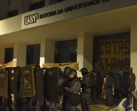 Imagem ilustrativa da imagem PM expulsa estudantes com bombas de efeito moral e retoma reitoria da USP