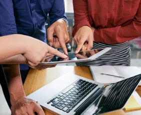 Imagem ilustrativa da imagem Parcerias, treinamentos e custos influenciam ritmo de adoção de IA nas empresas