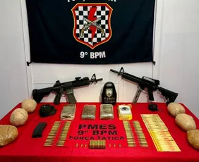 Imagem ilustrativa da imagem Polícia apreende fuzil, submetralhadora e drogas enterradas em mata no ES