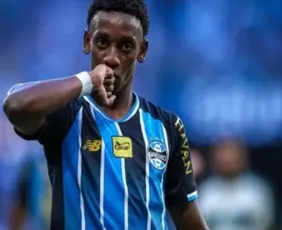 Imagem ilustrativa da imagem Promessa de 18 anos marca, e Grêmio vence o Coritiba em Porto Alegre