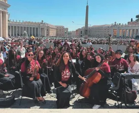 Imagem ilustrativa da imagem Quem é a capixaba que comanda orquestra que se apresentou para o Papa?