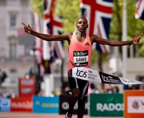 Imagem ilustrativa da imagem Sabastian Sawe completa Maratona de Londres abaixo das duas horas e faz história