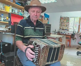Imagem ilustrativa da imagem Seu Angelino: o último fabricante de concertinas em atividade no Espírito Santo
