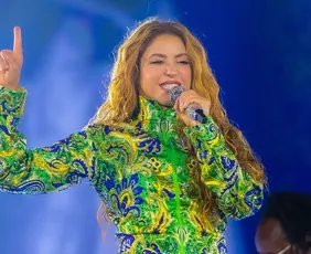 Imagem ilustrativa da imagem Shakira canta de 'Estoy Aquí' a 'País Tropical' para multidão em Copacabana